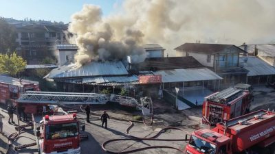Düzce’nin Nalbantoğlu Mahallesi’nde bir kıraathanenin çatısında çıkan yangın, itfaiye ekiplerinin