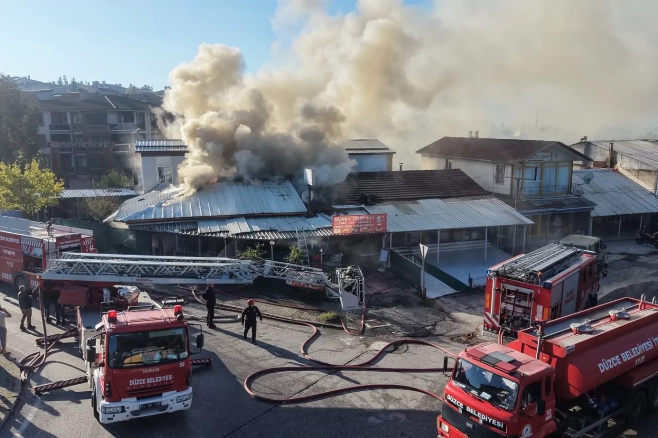 Düzce’nin Nalbantoğlu Mahallesi’nde bir kıraathanenin çatısında çıkan yangın, itfaiye ekiplerinin