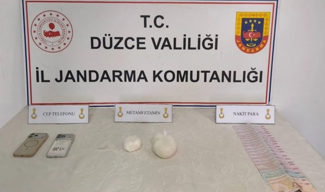 Düzce’de, İstanbul’dan uyuşturucu madde getirileceği tespit edilen araçta ve şüphelilerin