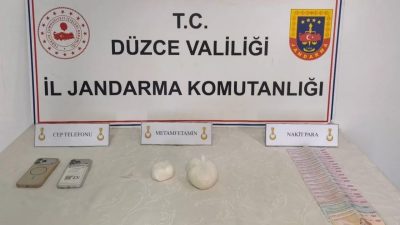 Düzce’de, İstanbul’dan uyuşturucu madde getirileceği tespit edilen araçta ve şüphelilerin