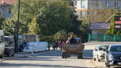Düzce genelinde mahalle aralarında kaldırımların araçlar tarafından otopark olarak kullanılması,