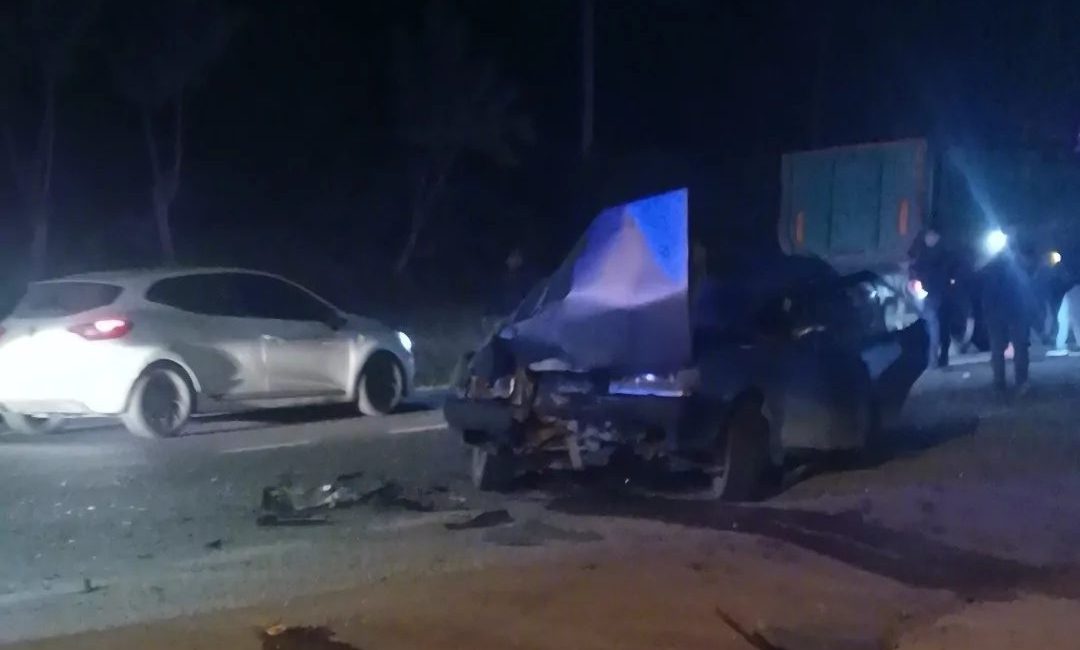 Düzce'nin Yığılca ilçesinde otomobil ile traktörün çarpışması sonucu 5 kişi