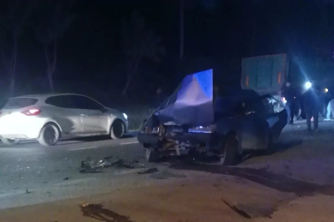 Düzce'nin Yığılca ilçesinde otomobil ile traktörün çarpışması sonucu 5 kişi