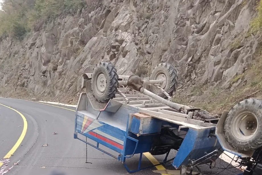 Düzce’nin Yığılca ilçesinde tarım aracı olarak kullanılan patpatın devrilmesi sonucu