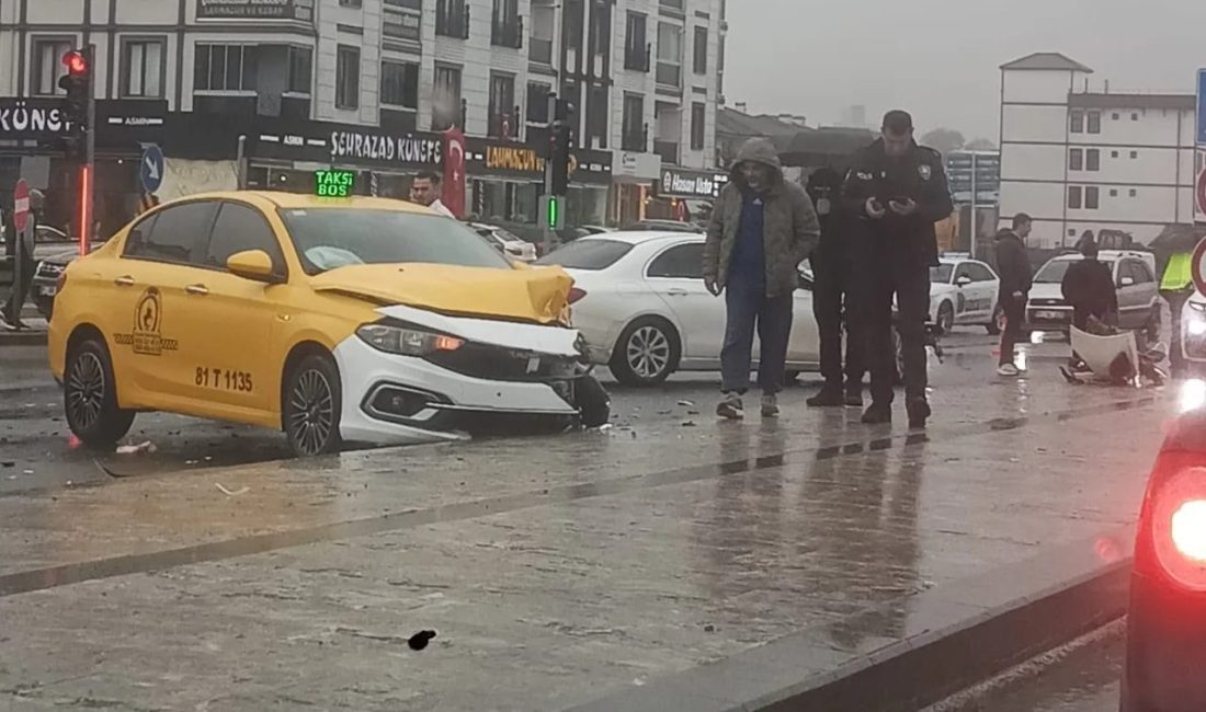 Düzce’de ticari taksi ile otomobilin çarpışması sonucu 4 kişi yaralandı.