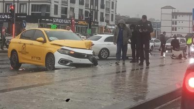 Düzce’de ticari taksi ile otomobilin çarpışması sonucu 4 kişi yaralandı.