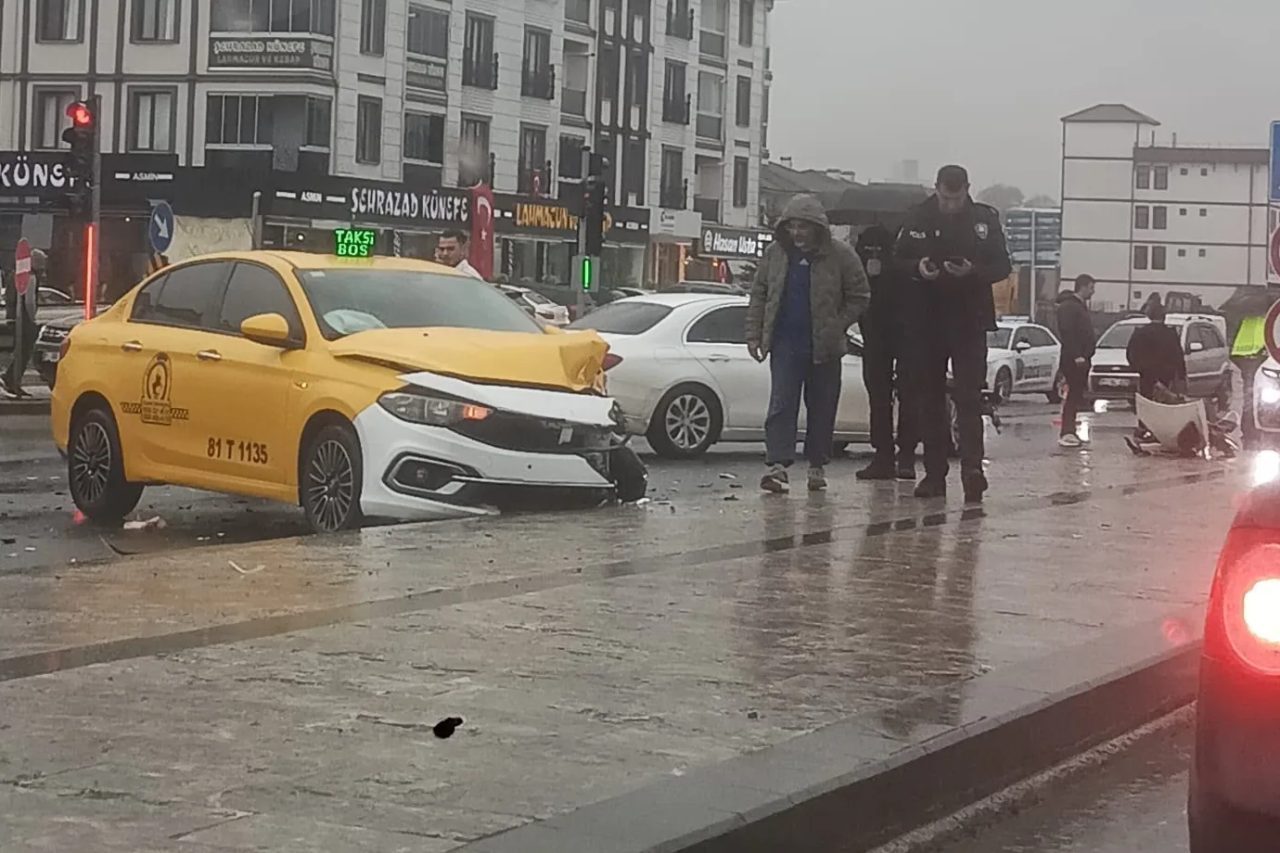 Düzce’de ticari taksi ile otomobilin çarpışması sonucu 4 kişi yaralandı.