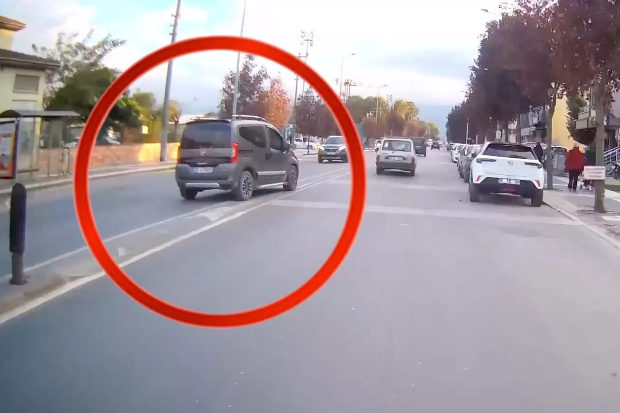 Düzce'de bir petrol istasyonundan çıkan hafif ticari araç, ters yöne