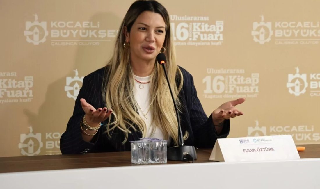 Uluslararası 16. Kocaeli Kitap Fuarı’nda konuşan gazeteci ve televizyon sunucusu