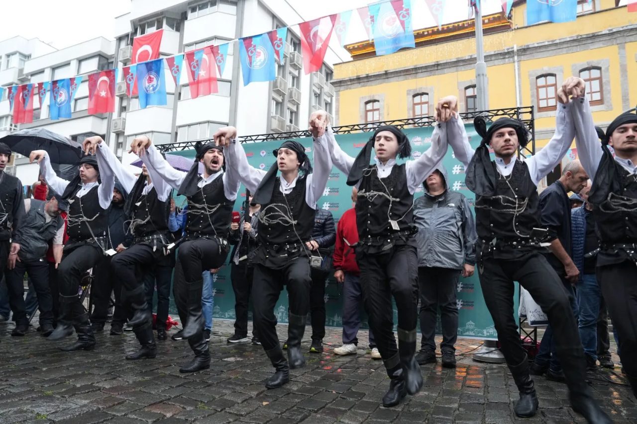 Trabzon Büyükşehir Belediyesi tarafından düzenlenen Trabzon Gastronomi Festivali öncesinde kortej