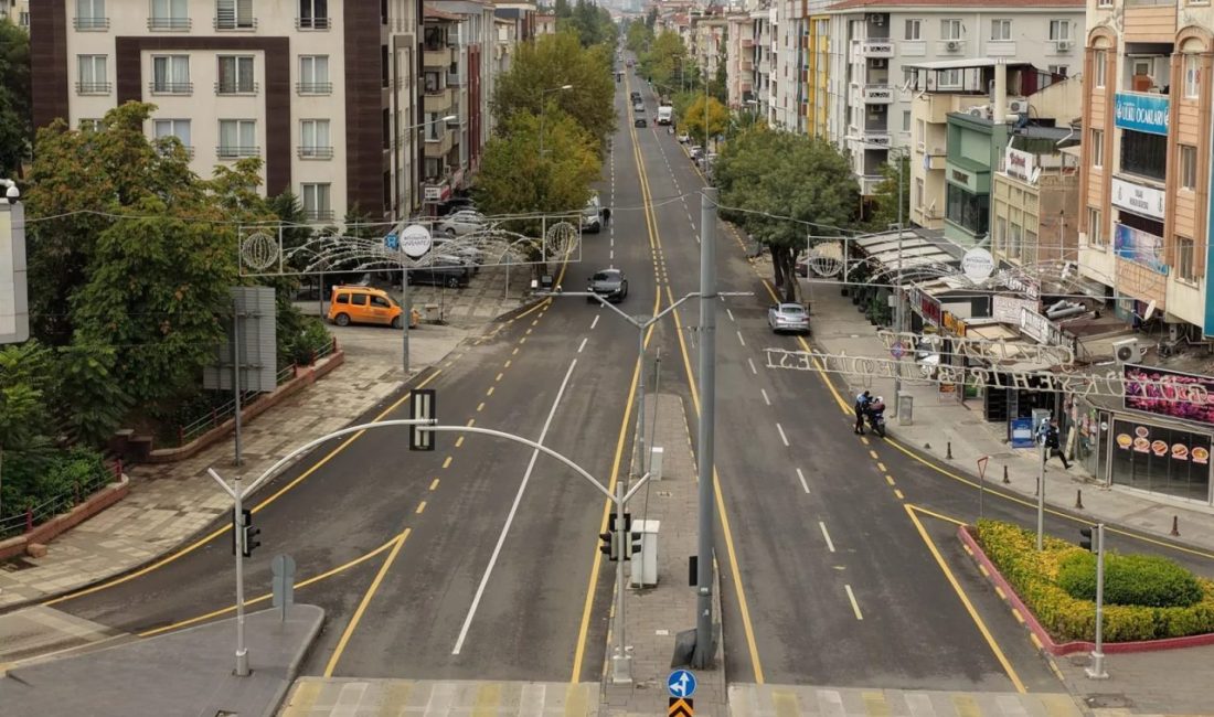 Gaziantep Büyükşehir Belediyesi, kentin en yoğun ulaşım akslarından Üniversite Bulvarı