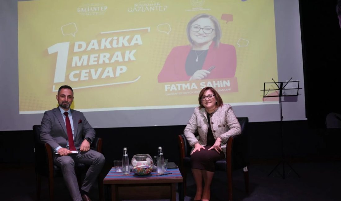 Gaziantep Büyükşehir Belediye Başkanı Fatma Şahin, yaklaşık 300 öğrenciyle bir