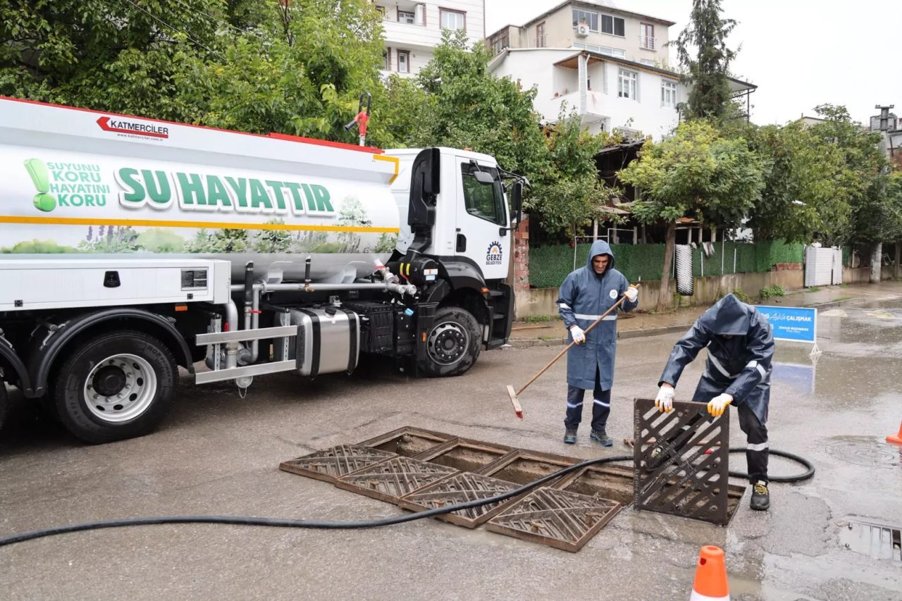 Gebze Belediyesi Fen İşleri Müdürlüğü ekipleri, meteorolojinin sağanak yağış uyarıları