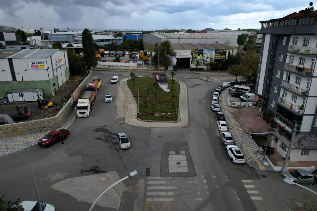 Kocaeli Büyükşehir Belediyesi, altyapı çalışmaları tamamlanan bölgelerde hayata geçirdiği kavşak,