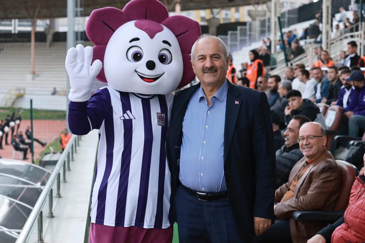 Gebzespor, sahasında konuk ettiği Soma Spor’u 4-1 gibi farklı bir