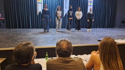 İzmir Büyükşehir Belediyesi bünyesinde faaliyet gösteren Genç İzmir Tiyatro Topluluğu,