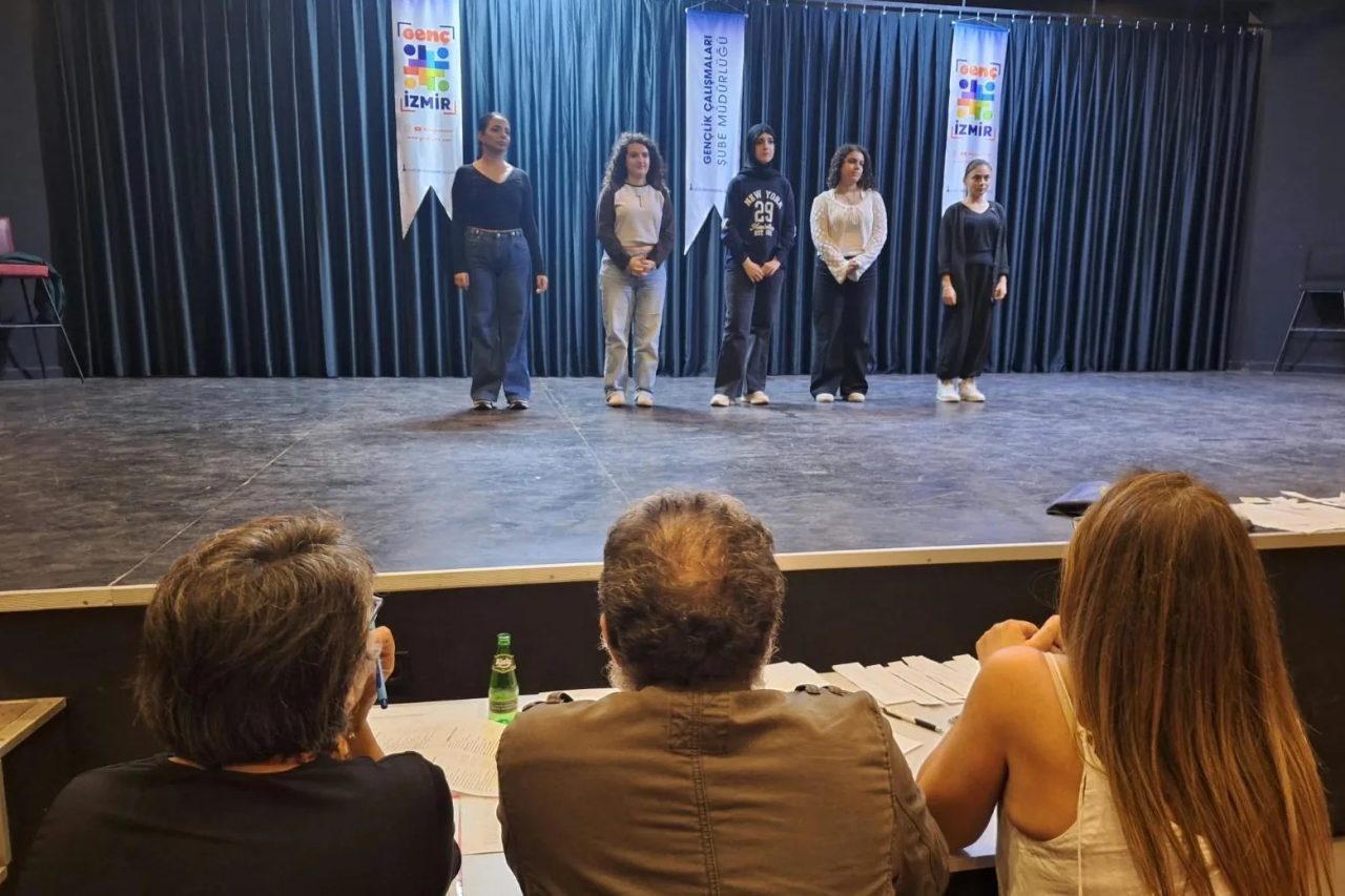 İzmir Büyükşehir Belediyesi bünyesinde faaliyet gösteren Genç İzmir Tiyatro Topluluğu,
