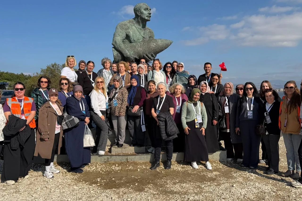 İzmir Büyükşehir Belediyesi, gençleri doğayla, kadınları tarihle buluşturdu. Cumhuriyet Bayramı