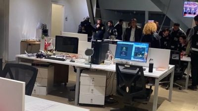 İstanbul’da Halk TV’nin merkez binasına sabah saatlerinde polis ekipleri girdi.