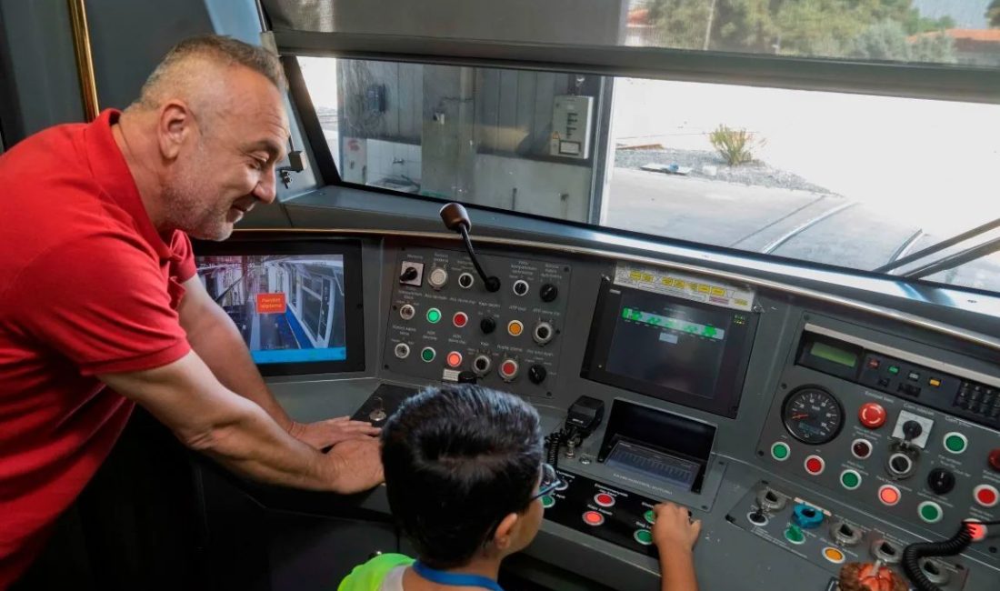 İzmir Metrosu’na her bindiğinde sürücülere el sallayan 8 yaşındaki Emirhan’ın