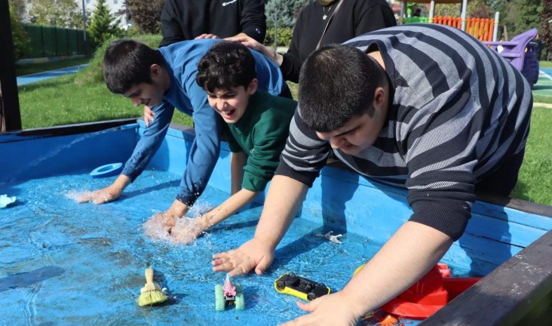 Hereke Özel Eğitim Uygulama Okulu’ndan gelen öğrenciler, İzmit Belediyesi Otizm