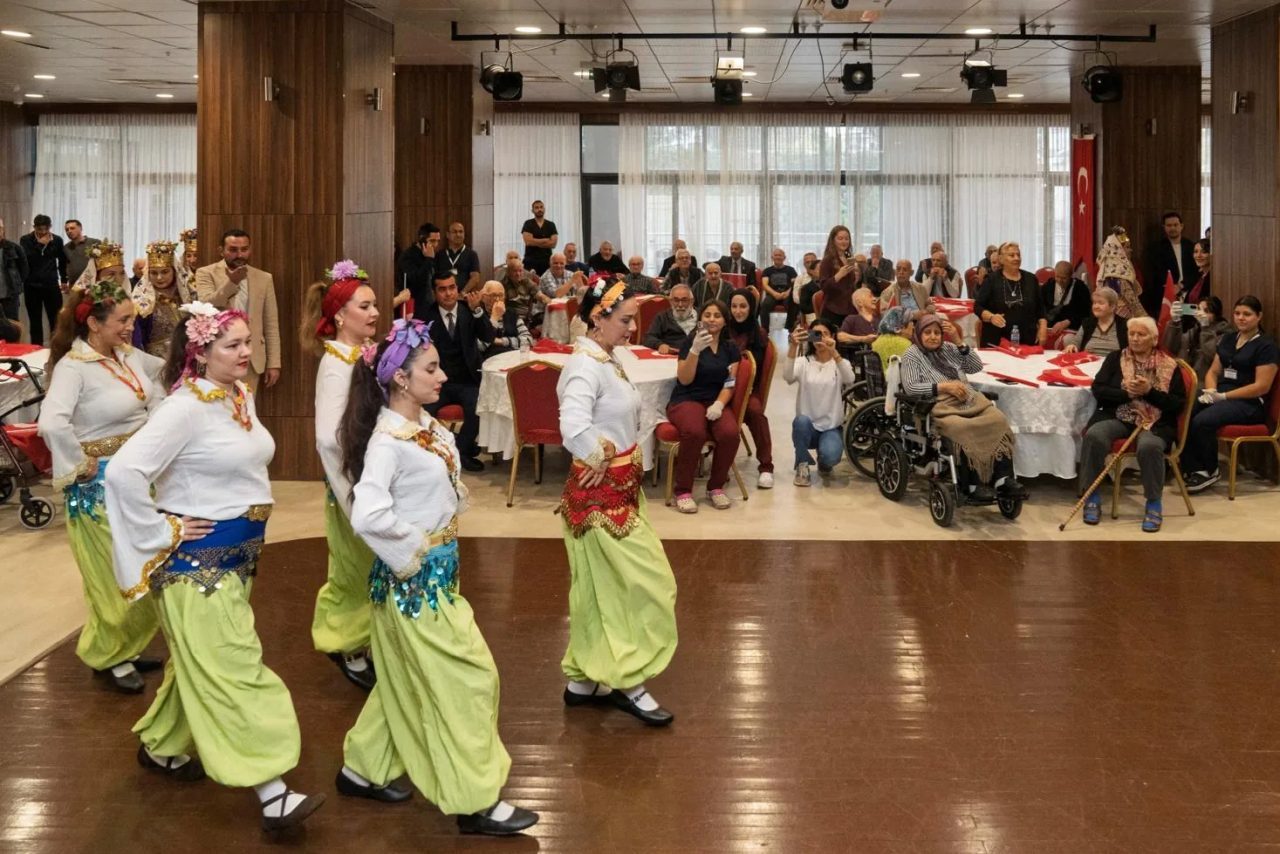 İzmir Büyükşehir Belediyesi Zübeyde Hanım Huzurevi’nde 29 Ekim Cumhuriyet Bayramı