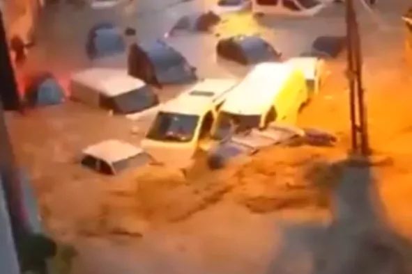 İstanbul’un Fatih ilçesinde, su birikintisine bastığı sırada elektrik akımına kapılan