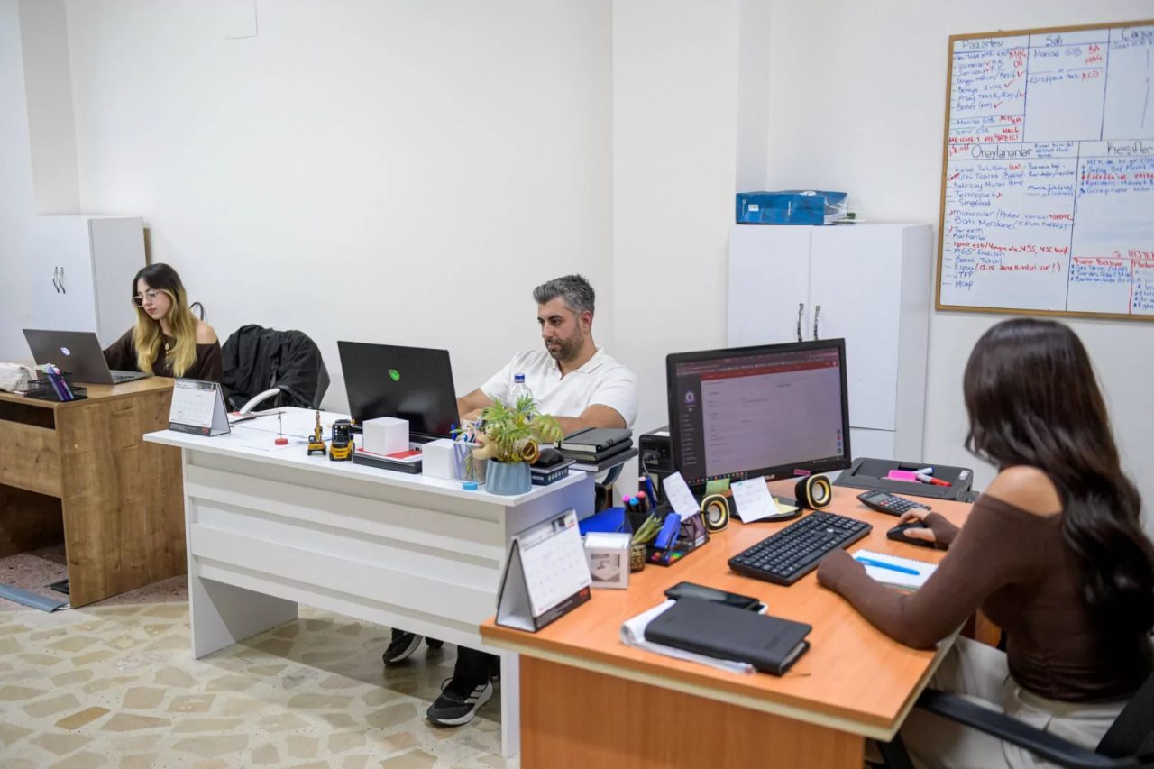 İzmir Büyükşehir Belediyesi’nin iş arayanlarla işverenleri buluşturduğu İş’te İzmir platformu,