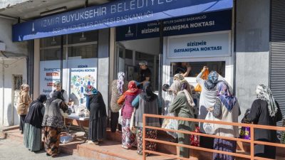 İzmir Büyükşehir Belediyesi, kent genelindeki 12 Dayanışma Noktası ve 3