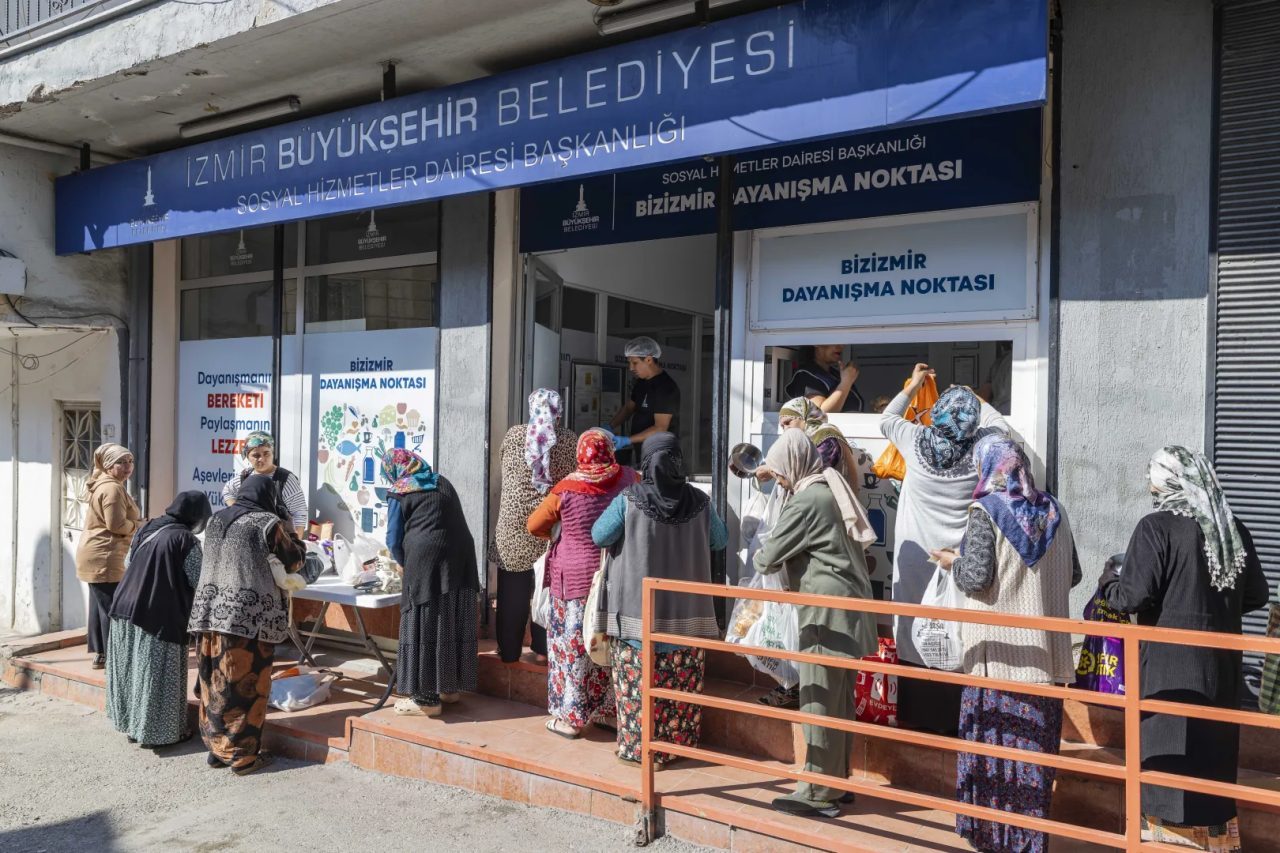 İzmir Büyükşehir Belediyesi, kent genelindeki 12 Dayanışma Noktası ve 3