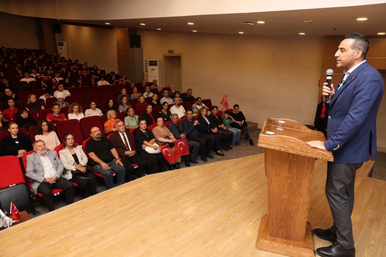 İzmir Çiğli Belediyesi’nin 29 Ekim Cumhuriyet Bayramı etkinlikleri kapsamında düzenlediği programda,