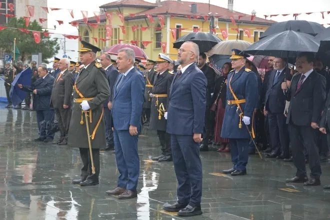 İESOB Başkanı Yalçın Ata ve yönetimi, sağanak yağış altında Atatürk