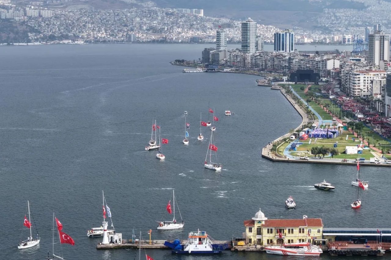 İzmir’de Cumhuriyet’in kuruluşunun 103. yıl dönümü coşkusu Körfez’e taşındı. İzmir