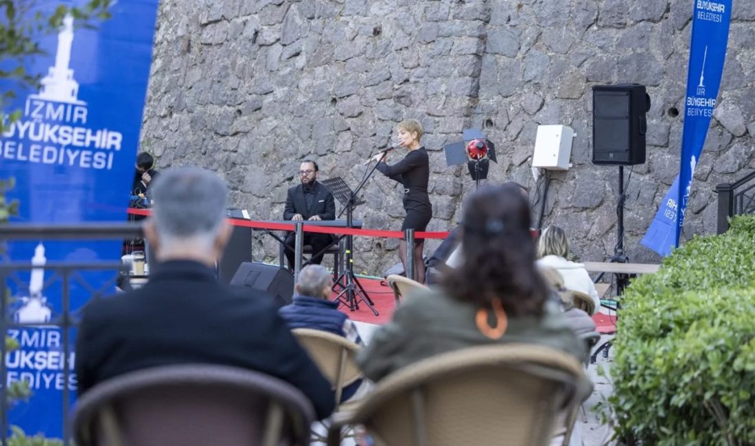 İzmir Büyükşehir Belediyesi’nin Şato Kütüphanesi’nde düzenlediği “Şato’da Sonbahar Resitalleri’nin ilk