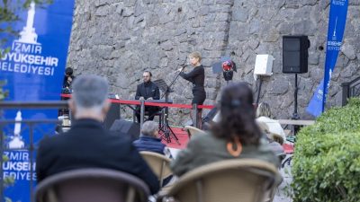 İzmir Büyükşehir Belediyesi’nin Şato Kütüphanesi’nde düzenlediği “Şato’da Sonbahar Resitalleri’nin ilk