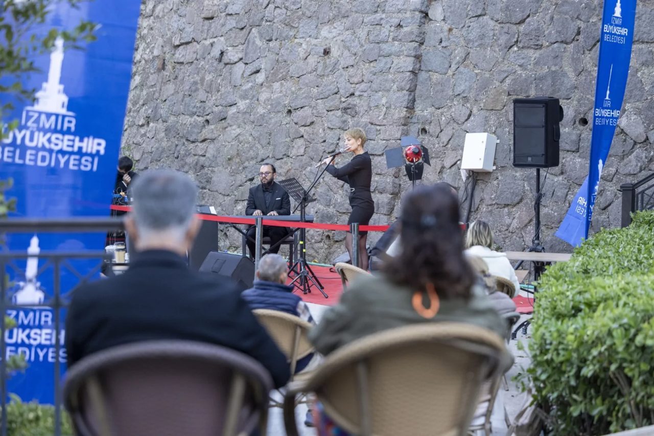 İzmir Büyükşehir Belediyesi’nin Şato Kütüphanesi’nde düzenlediği “Şato’da Sonbahar Resitalleri’nin ilk