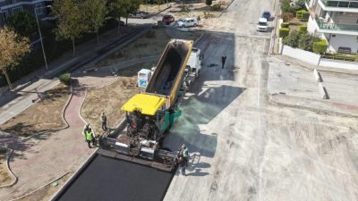 İzmir Büyükşehir Belediyesi ekipleri trafik yoğunluğunun fazla olduğu Çiğli’nin Ataşehir