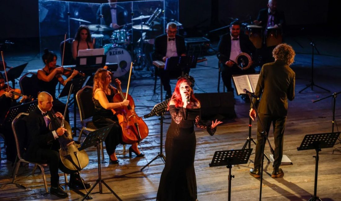 İzmir Büyükşehir Belediyesi bünyesinde faaliyet gösteren Smyrna Ensemble, Cumhuriyet’in 103’üncü