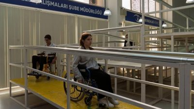 Limontepe Farkındalık Merkezi’nde düzenlenen uygulamalı eğitimlerde katılımcılar, engelli bireylerin günlük