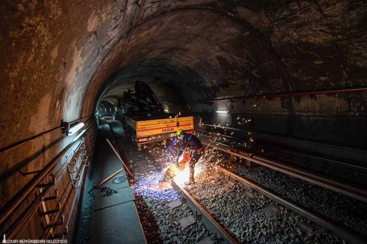 İzmir Büyükşehir Belediyesi, metro hattında güvenli ve kesintisiz ulaşımı sağlamak