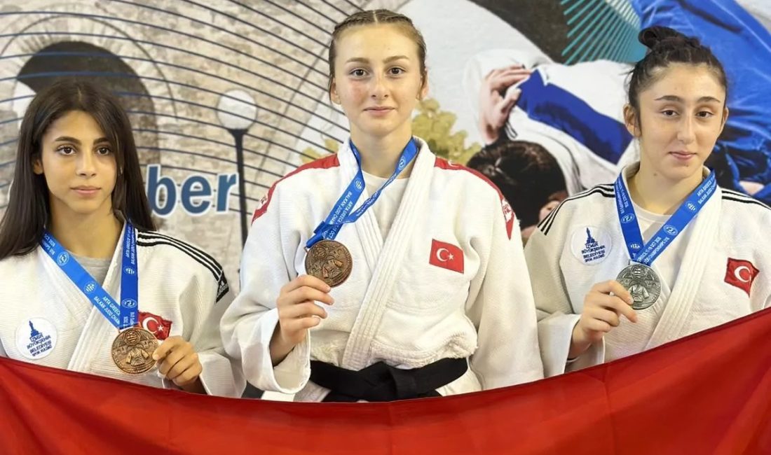 İzmir Büyükşehir Belediyesi Spor Kulübü sporcuları Aişe Dalda, Azra Ceren