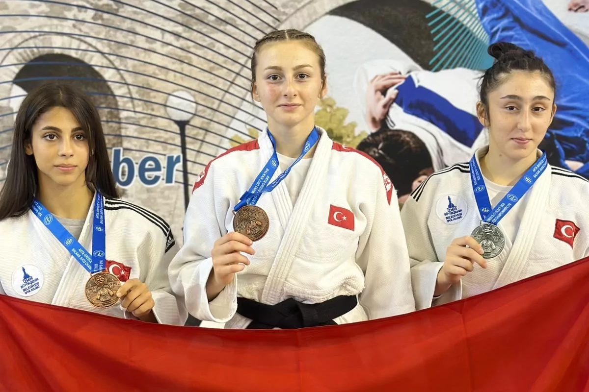 İzmir Büyükşehir Belediyesi Spor Kulübü sporcuları Aişe Dalda, Azra Ceren