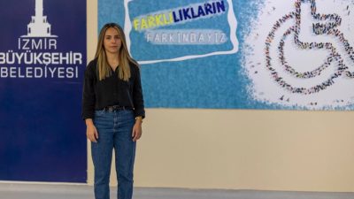 İşitme engelli Sahra Nur Akyıl, Limontepe Farkındalık Merkezi'ndeki çalışmalarıyla örnek