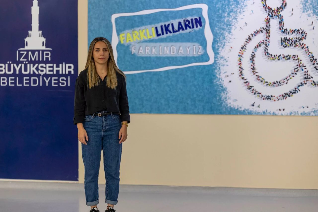 İşitme engelli Sahra Nur Akyıl, Limontepe Farkındalık Merkezi'ndeki çalışmalarıyla örnek