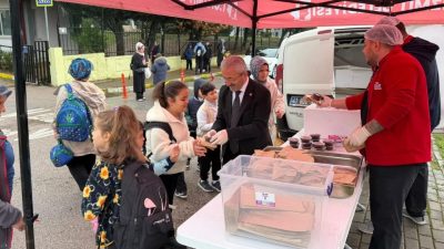 İzmit Belediyesinin çocukların okul günlerinde yeterli ve dengeli beslenmelerine katkı