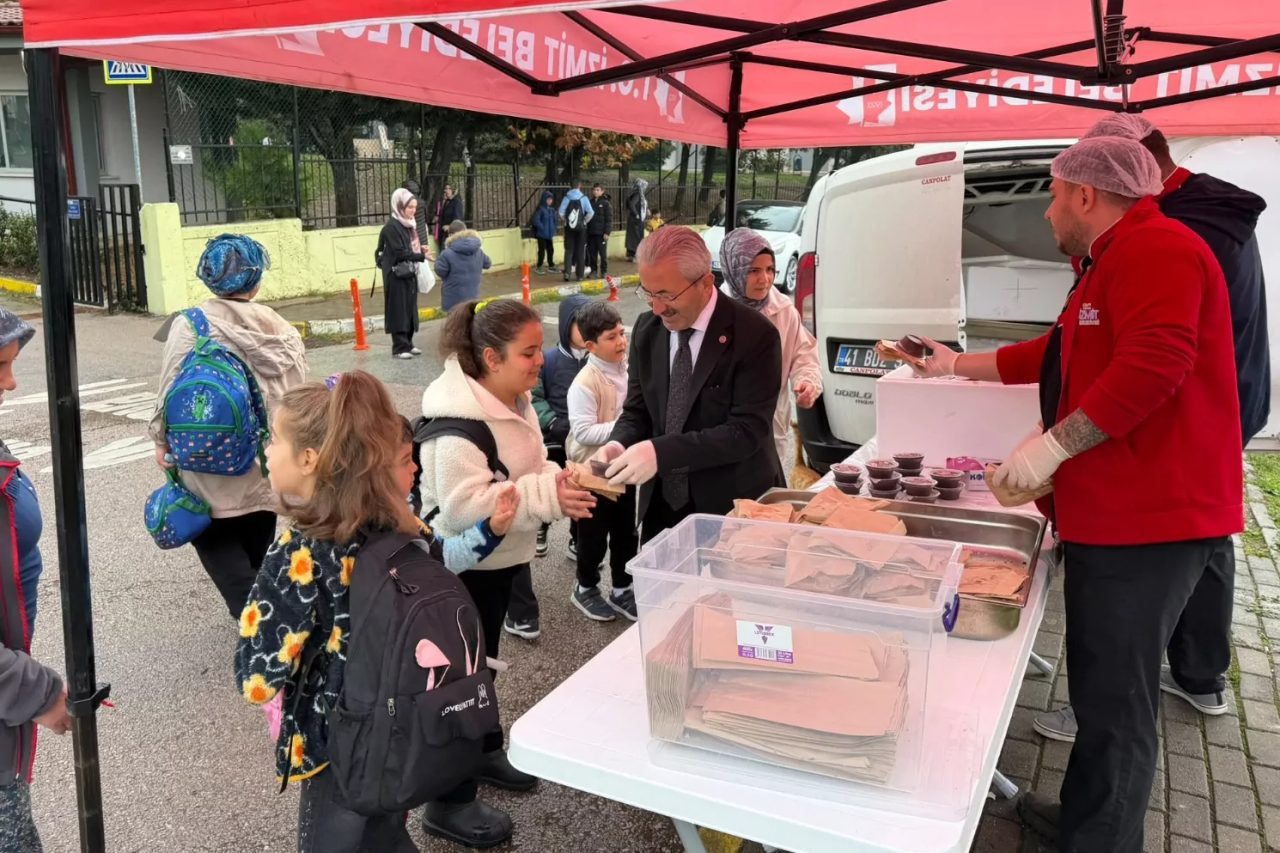 İzmit Belediyesinin çocukların okul günlerinde yeterli ve dengeli beslenmelerine katkı