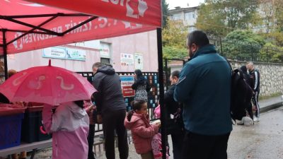 İzmit Belediyesi, yağışlı havaya rağmen Beslenme Saati Uygulaması’nı sürdürerek öğrencilerin