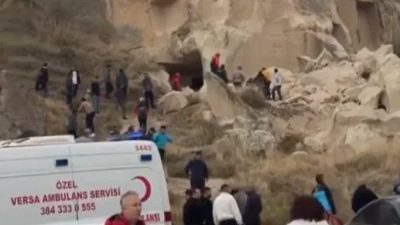 Nevşehir’in Göreme beldesinde peribacası yıkıldı. Yıkılma esnasında peribacası içinde turist