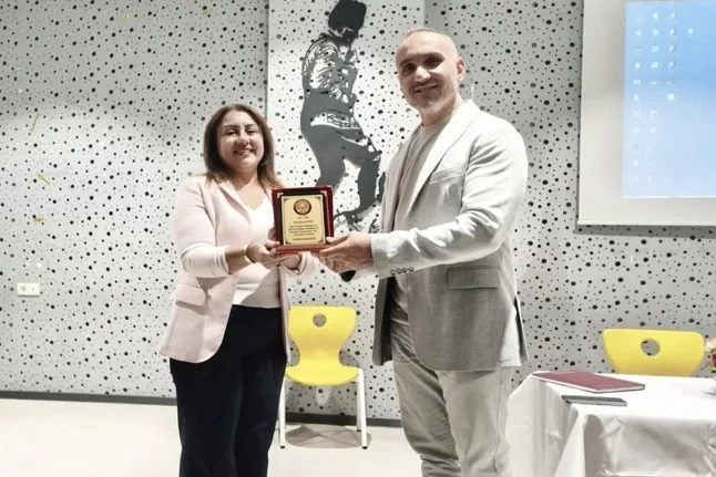 İzmir’in Karabağlar ilçesindeki Seniha Mayda Ortaokulu’nda, 2022-2026 yılları arasında Okul