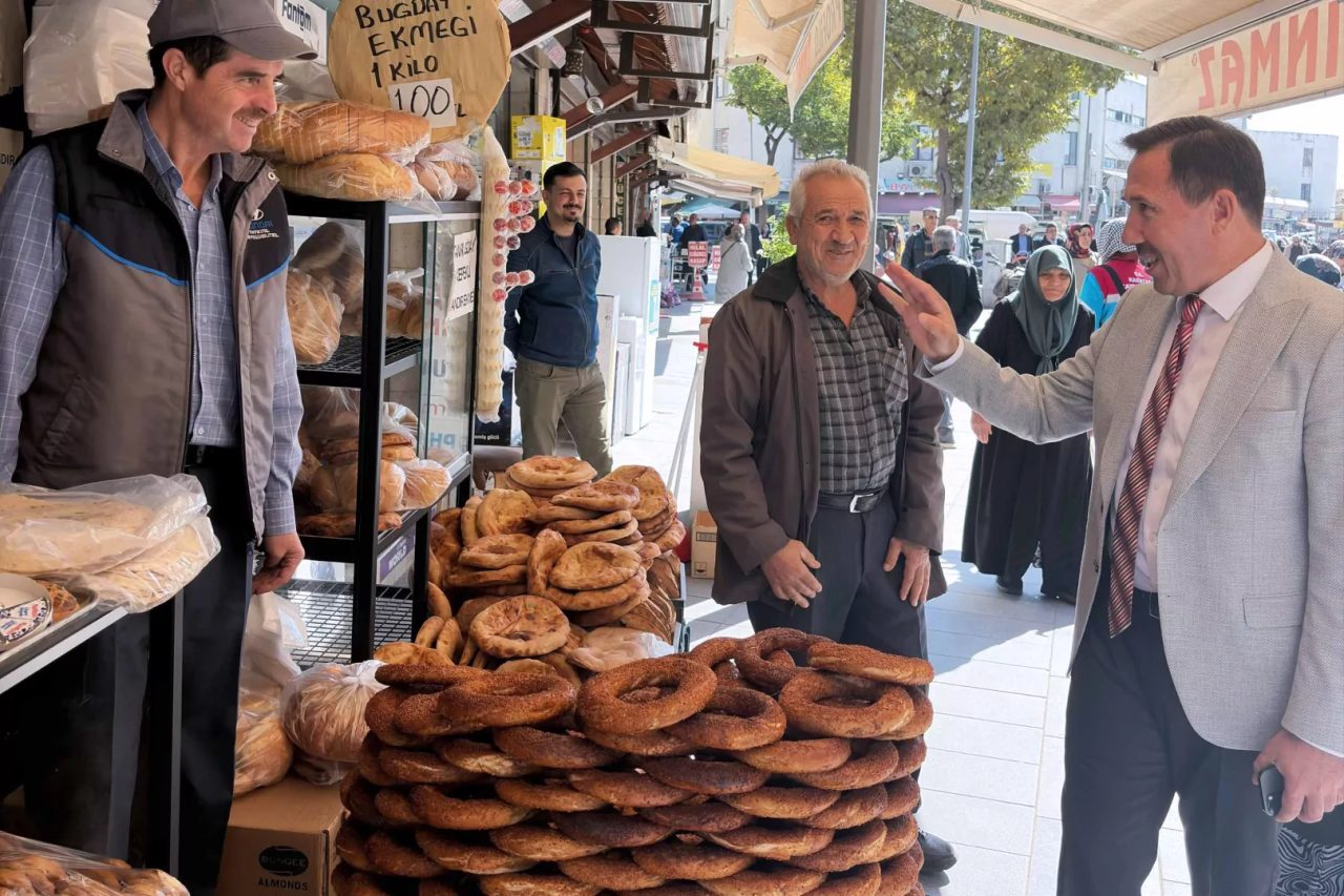 Konya'da Karatay Belediye Başkanı Hasan Kılca, Aziziye Camii çevresindeki çarşılarda